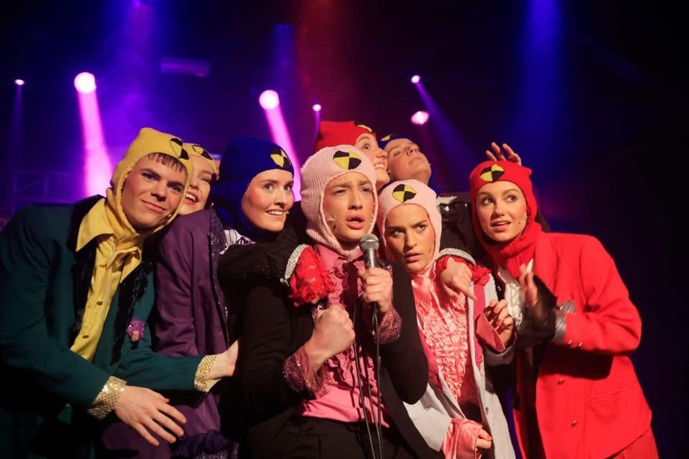 en gruppe mennesker som poserer for et bilde