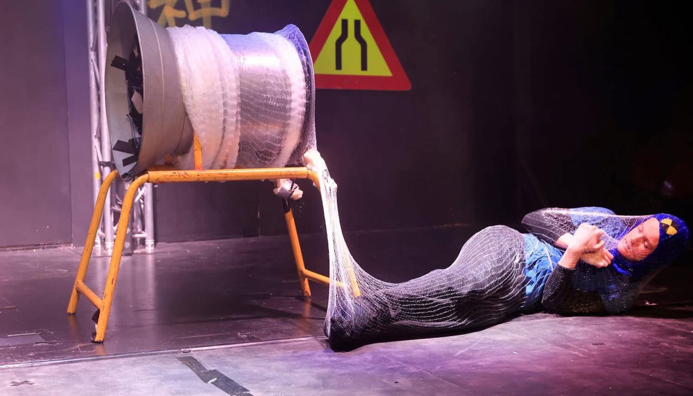 en person med et stort rør